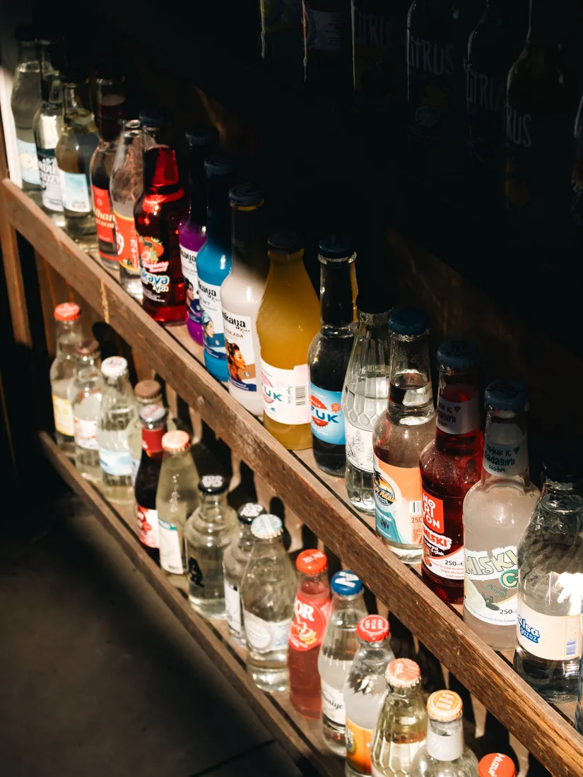 Lineal de bebidas con muchas opciones de producto de gran consumo