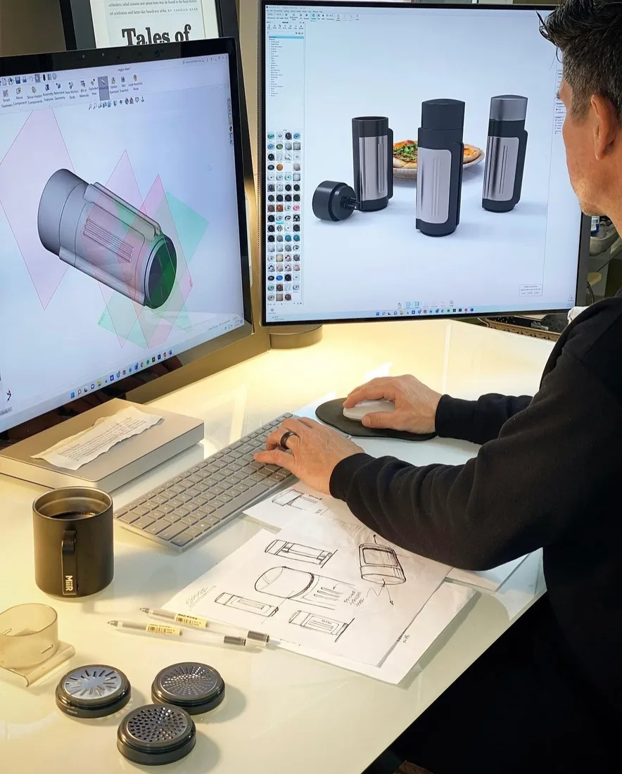 Espacio de innovaciÃ³n de producto con diseÃ±o de packaging y prototipos en pantalla