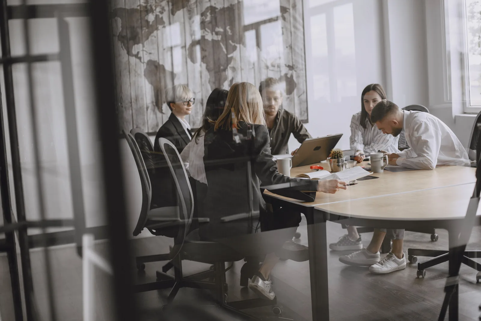 Equipo de gran consumo revisando informes impresos y datos en una reuniÃ³n
