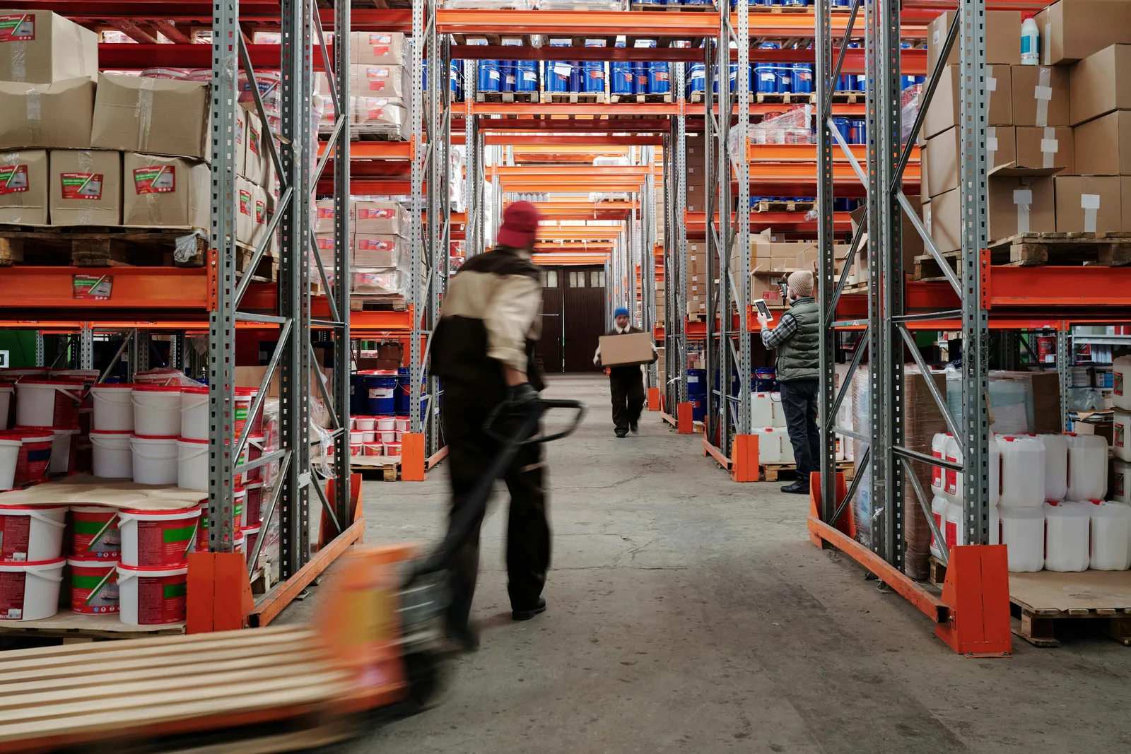 Pasillo de almacÃ©n con movimiento de pallets y operaciones de supply chain